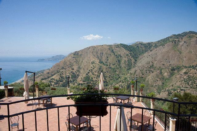 Agostiniana Hotel Santa Teresa Di Riva Bagian luar foto