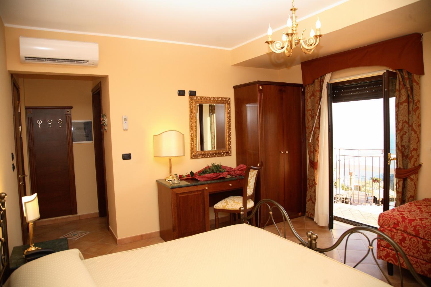 Agostiniana Hotel Santa Teresa Di Riva Bagian luar foto